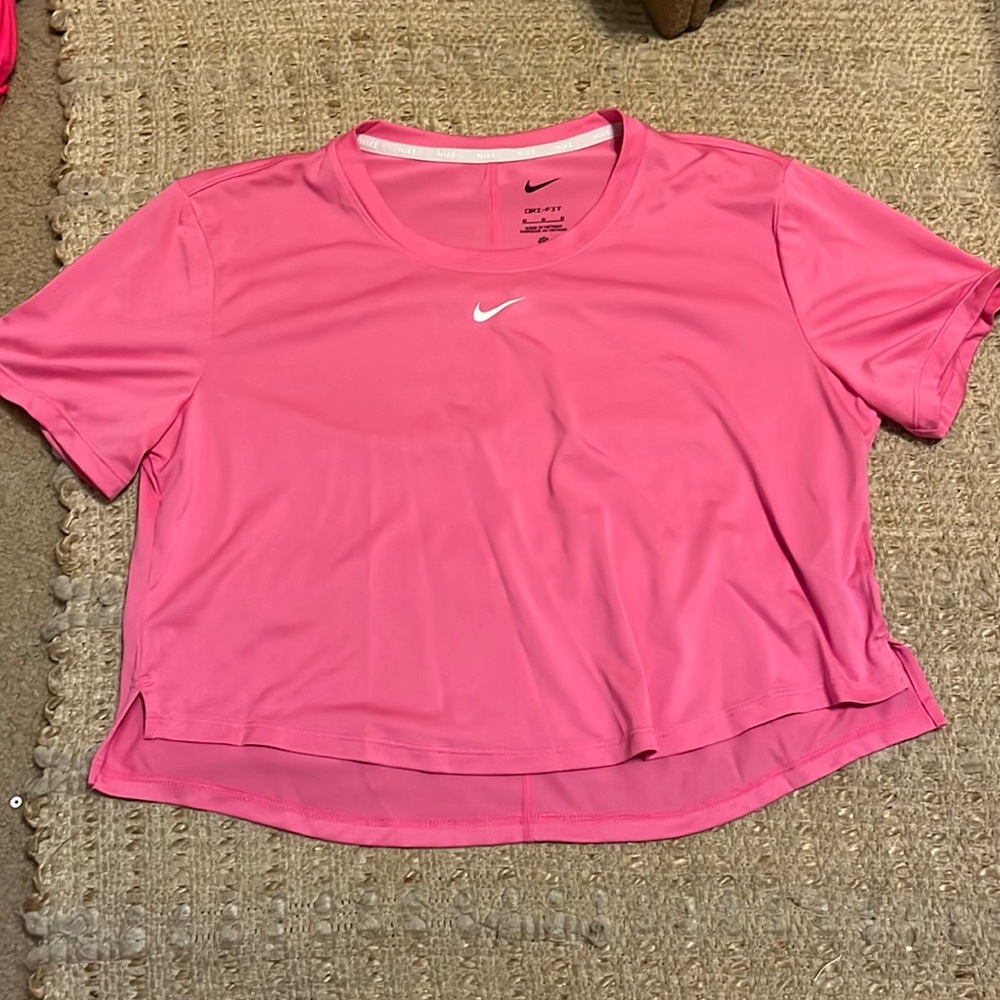 Cropped Nike shirt